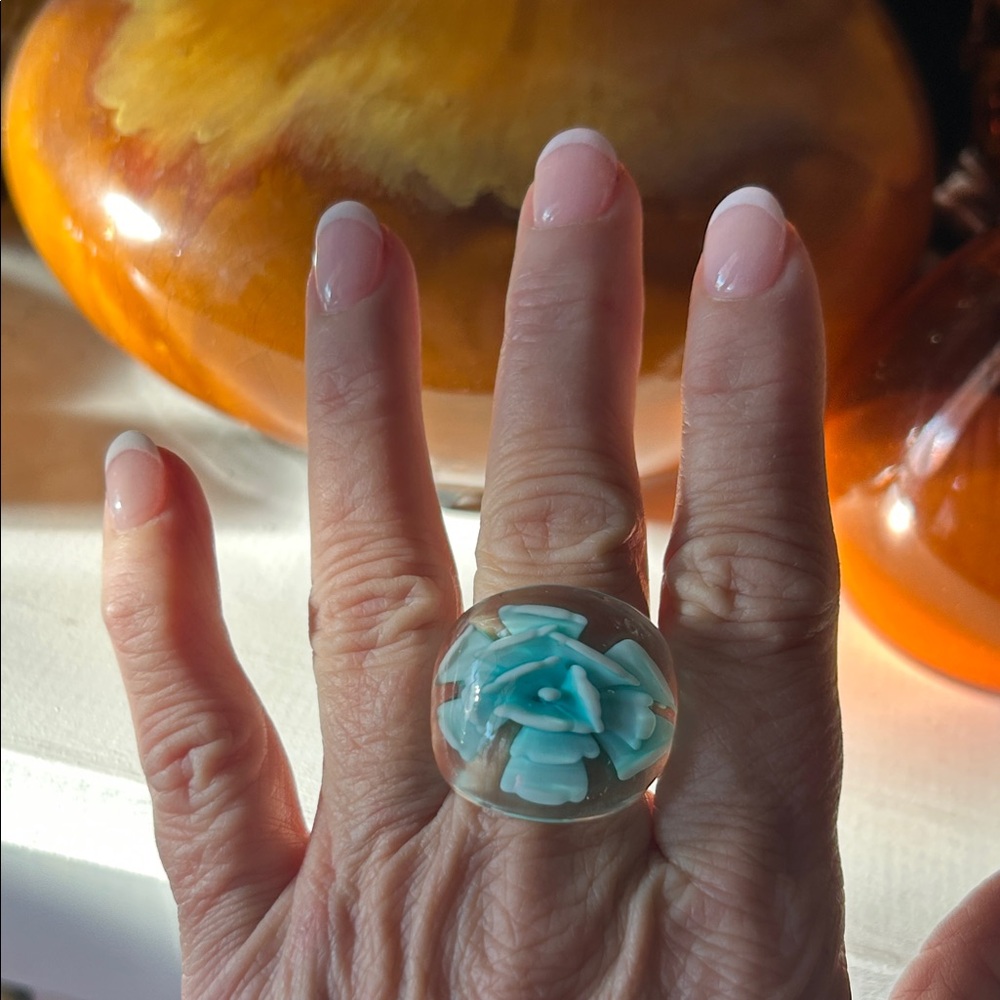 Vintage Art Glass Dome Ring Clear w Pastel Blue Flower - Picture 7 of 9